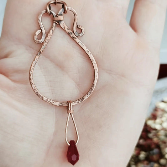 Boucles d'oreilles Rama en Cuivre et wirewrapping avec cristal rouge en forme de goutte