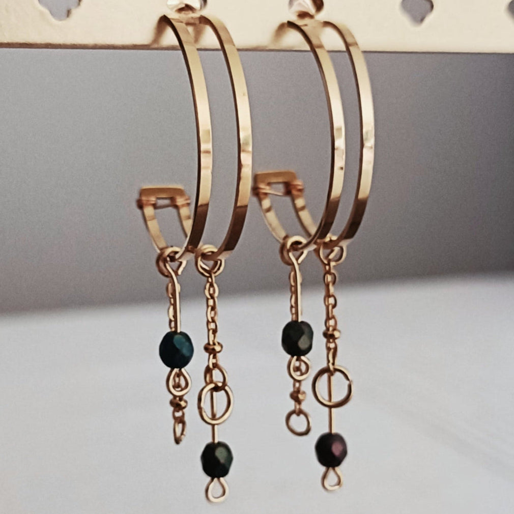 Boucles d'oreilles créoles doubles avec fins pendants composés à la main et petites perles de verre vert irisé