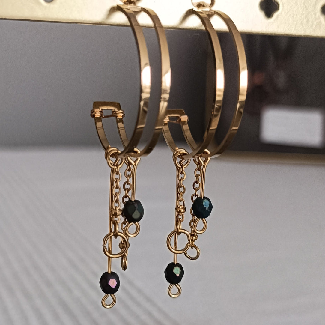 Boucles d'oreilles créoles en acier doré, petites chaines et perles de verre en pendants, ajoutés à la main en belgique