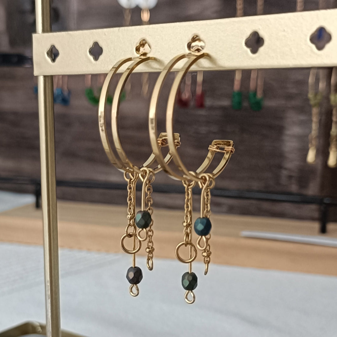 Boucles d'oreilles de style créoles, sur clou, avec petites chaînes et tiges perlées ajoutées à la main. Acier doré
