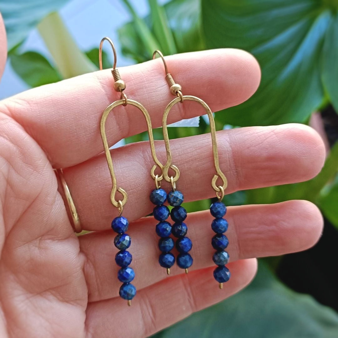 Les boucles d'oreilles JUDE et leurs perles facettées