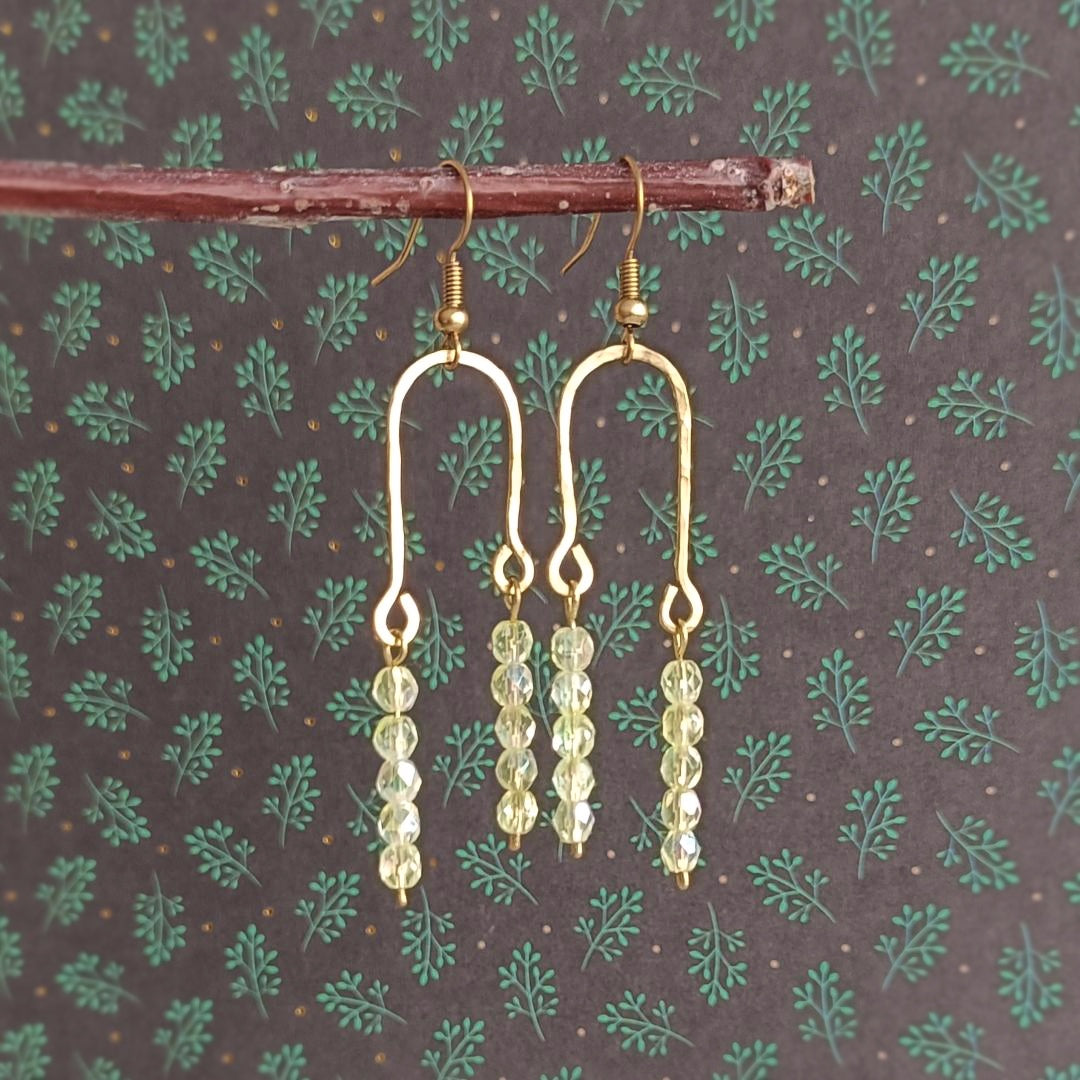 Boucles d'oreilles crochets en laiton brut et perles de verre