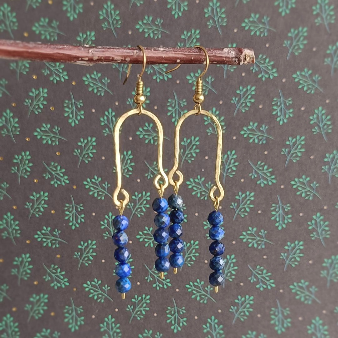 Boucles pendantes en laiton et lapis lazuli