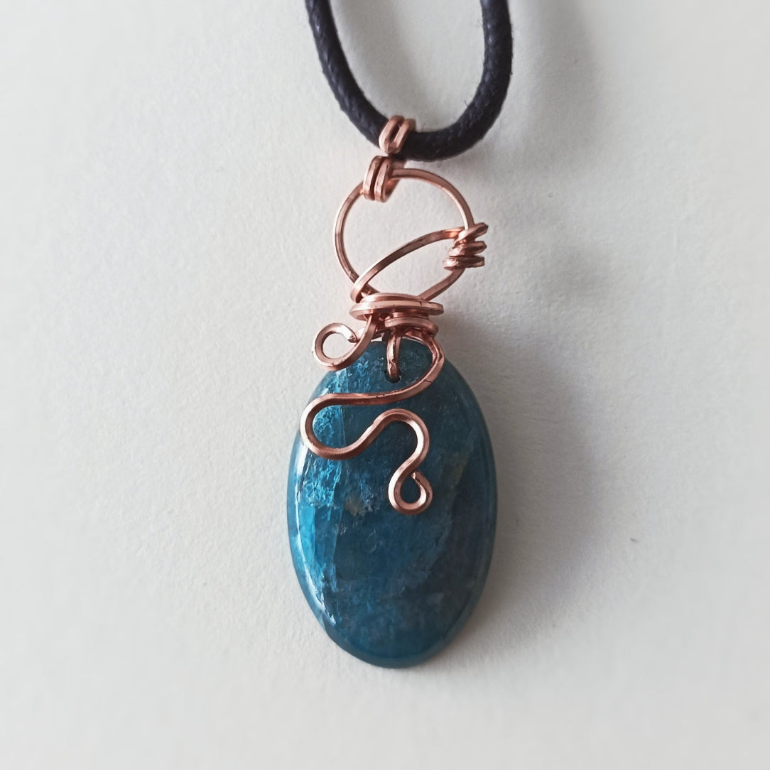 Pendentif réalisé à la main avec tressage de fil de cuivre et apatite bleue