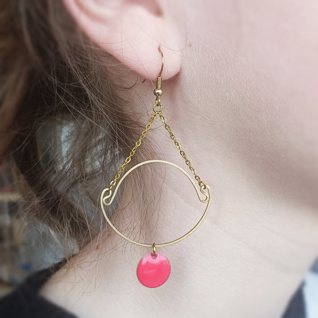 Boucles d'oreilles légères en laiton et sequin rose indien