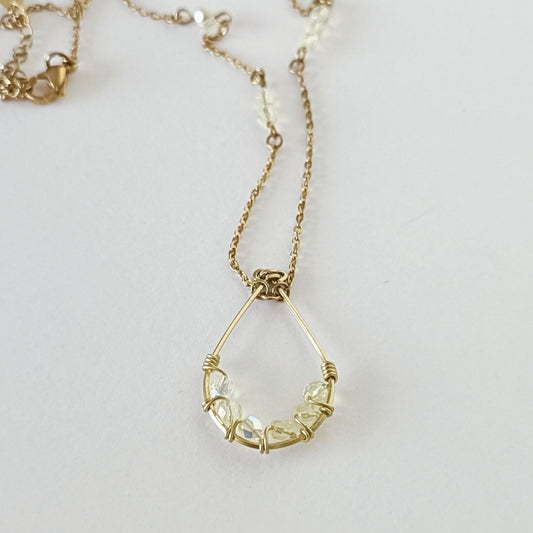 Collier resséréalisé à la main laiton brut et perles claires tressées