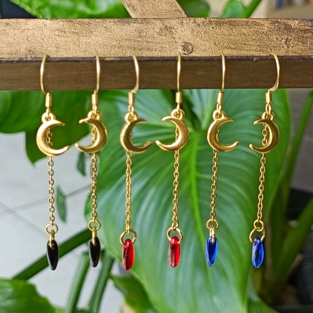 Boucles d'oreilles pendantes fines avec demi-lunes petite chaîne et perles de verre de trois couleurs