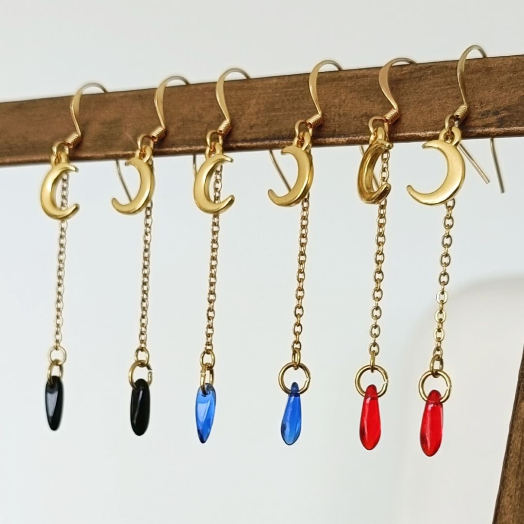 Boucles d'oreilles fines pendantes avec demi-lunes dorées à l'or fin trois coloris