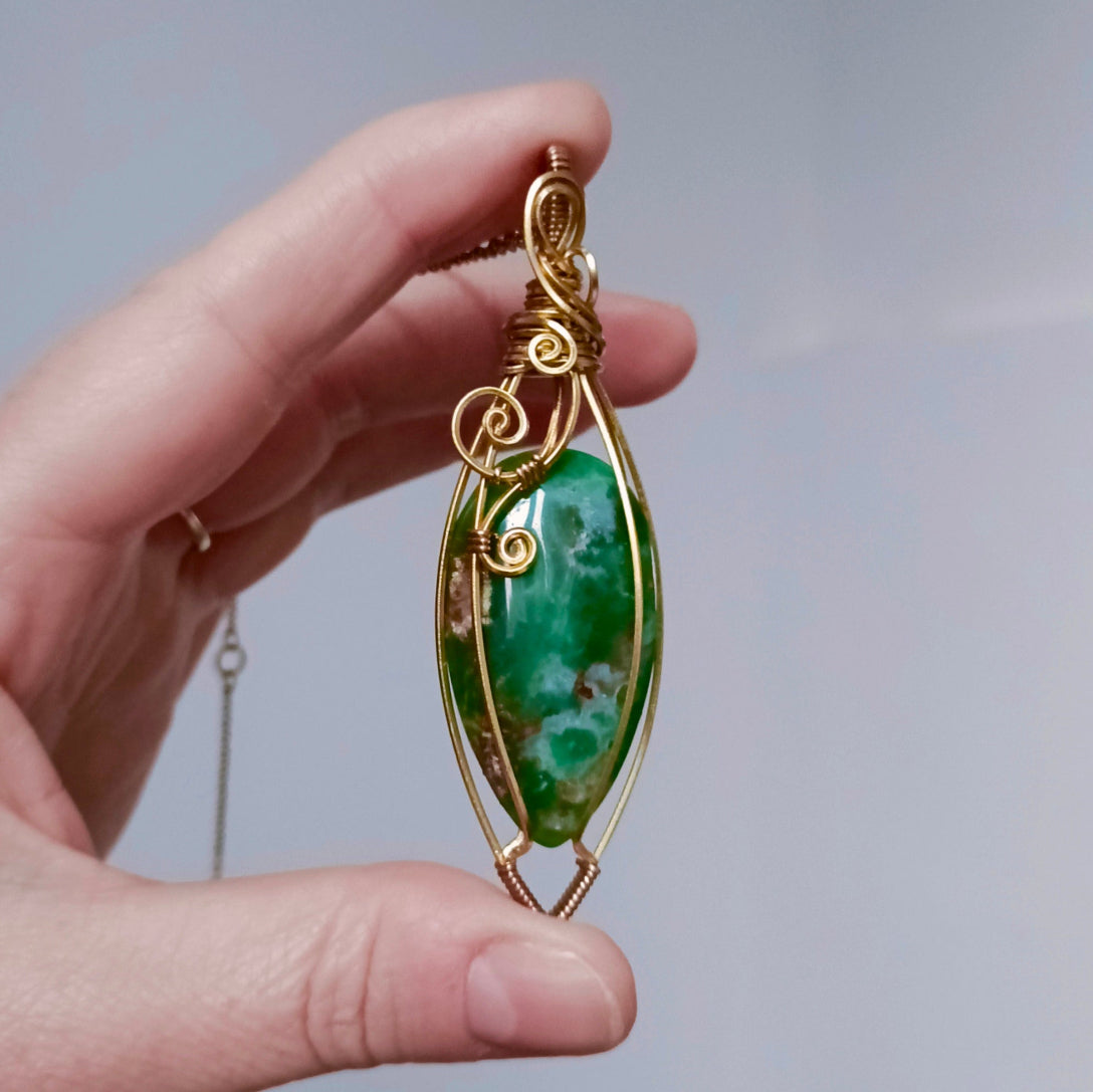 Pierre Chrysophrase en pendentif tressé de fil de laiton brut