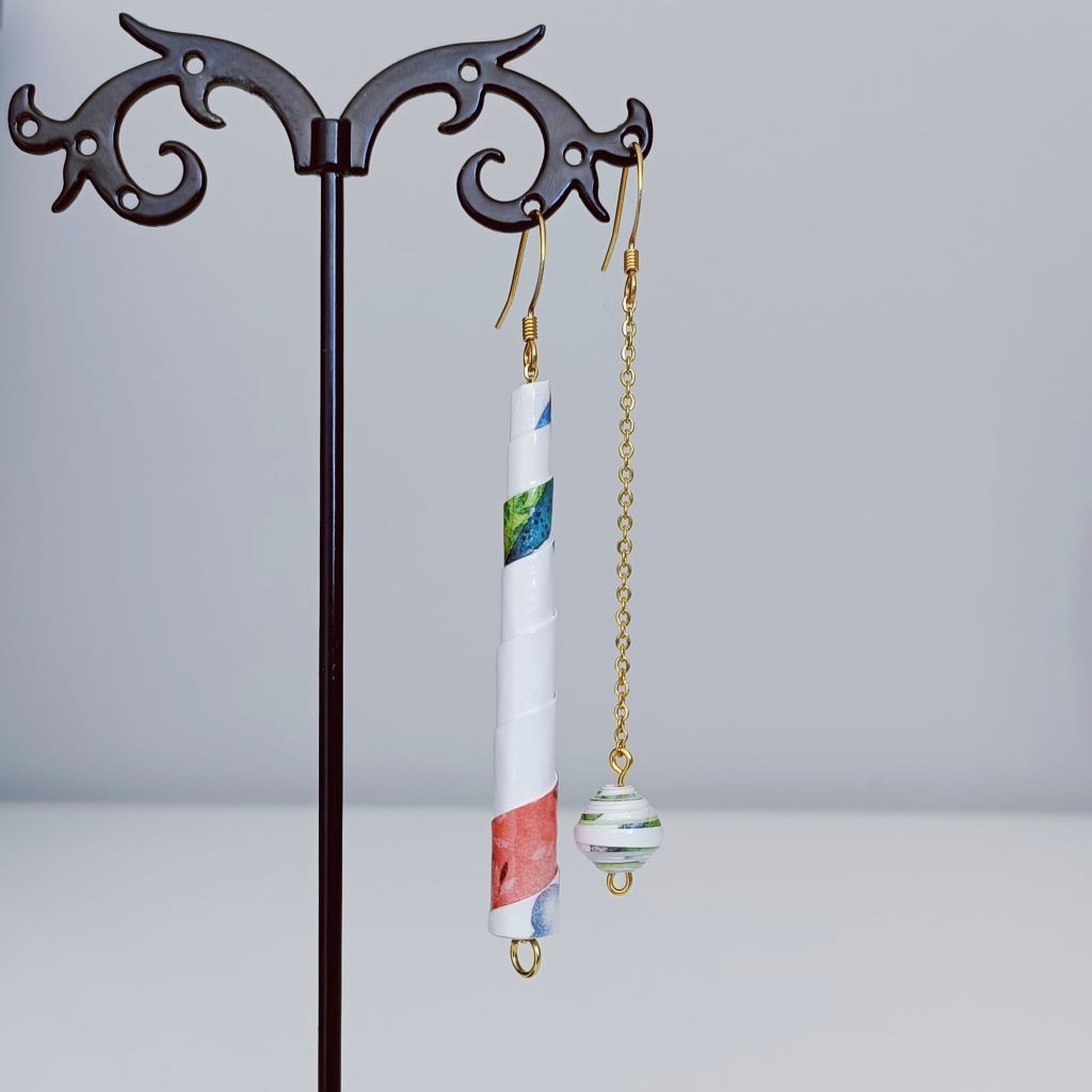 Boucles d'oreilles asymétriques en papier