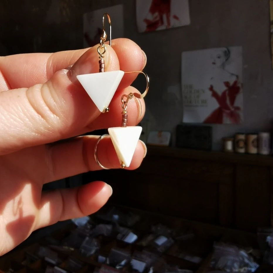Petites boucles d'oreilles triangles de nacre