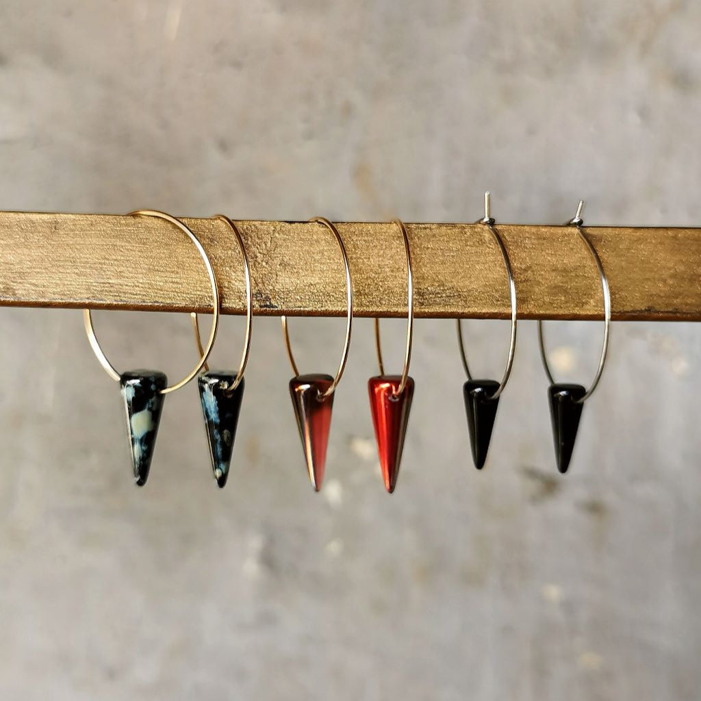 Boucles d'oreilles en or laminé 14 carats et pointe de verre de couleurs 