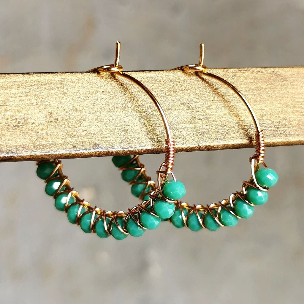 Boucles d'oreilles créoles tressées avec fil de cuivre et perles de verre vertes, dorées à l'or fin