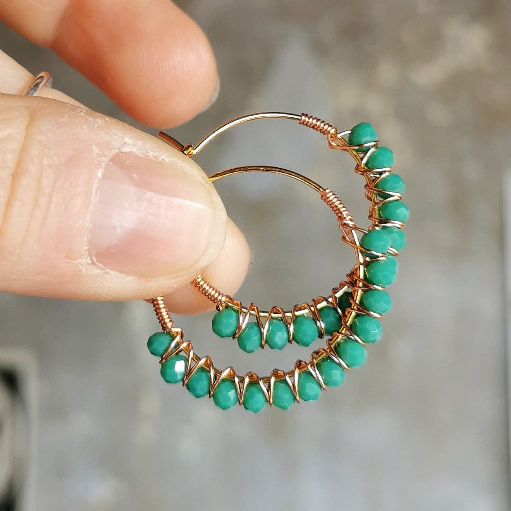 Boucles d'oreilles dorées à l'or fin et perles tressées vertes