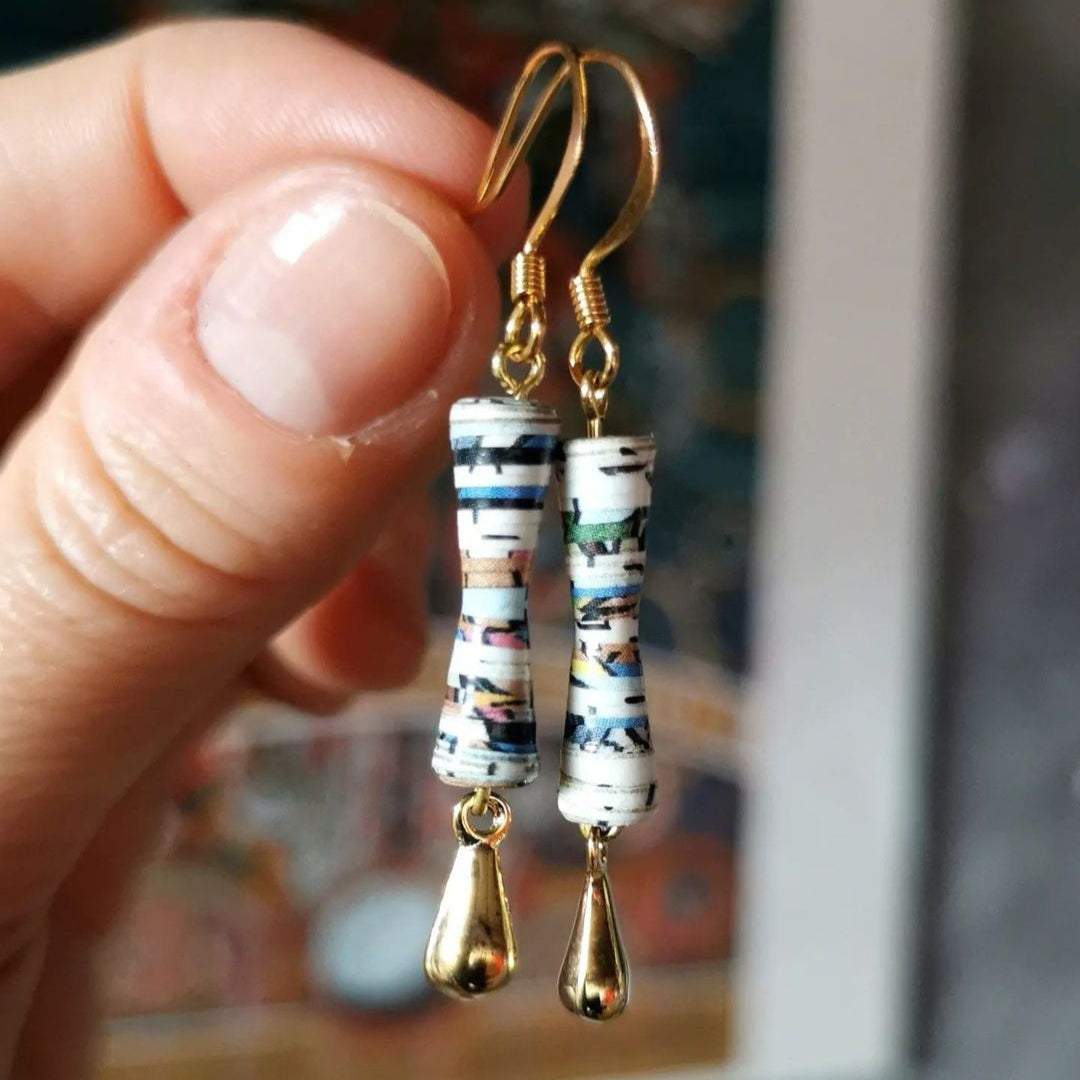 Boucles d'oreilles dorées à l'or fin et perle en papier recyclé, vernies