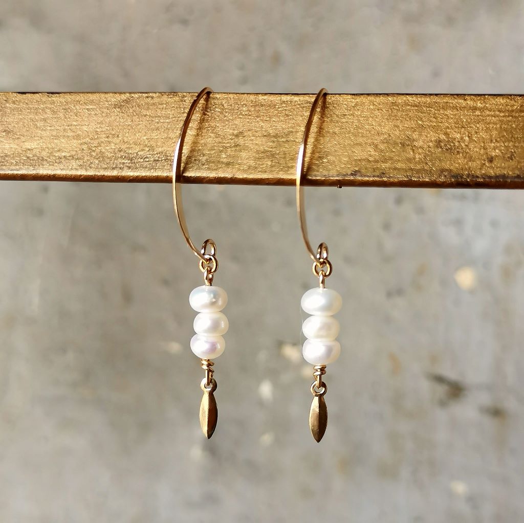 Boucles d'oreilles grands crochets en or laminé 14 carats et perles d'eau douce 