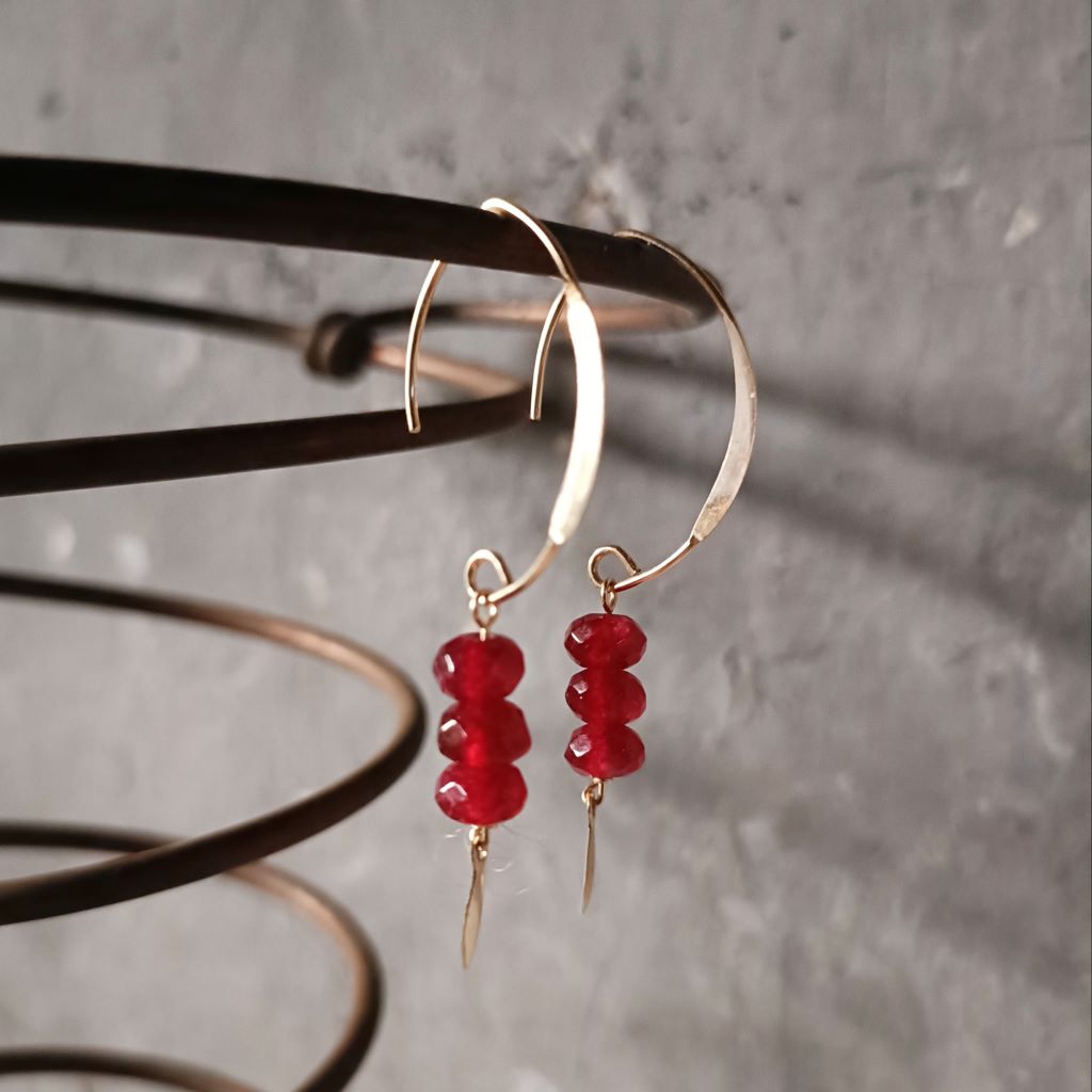Boucles d'oreilles en or gold-filled 14 carats et perles de quartz rouge bordeaux vue de profil 