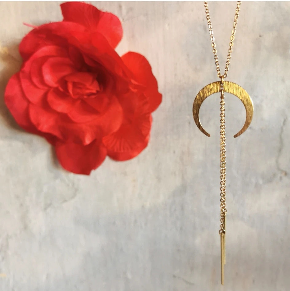 Collier demi-lune en laiton brut et chaîne fine en acier doré