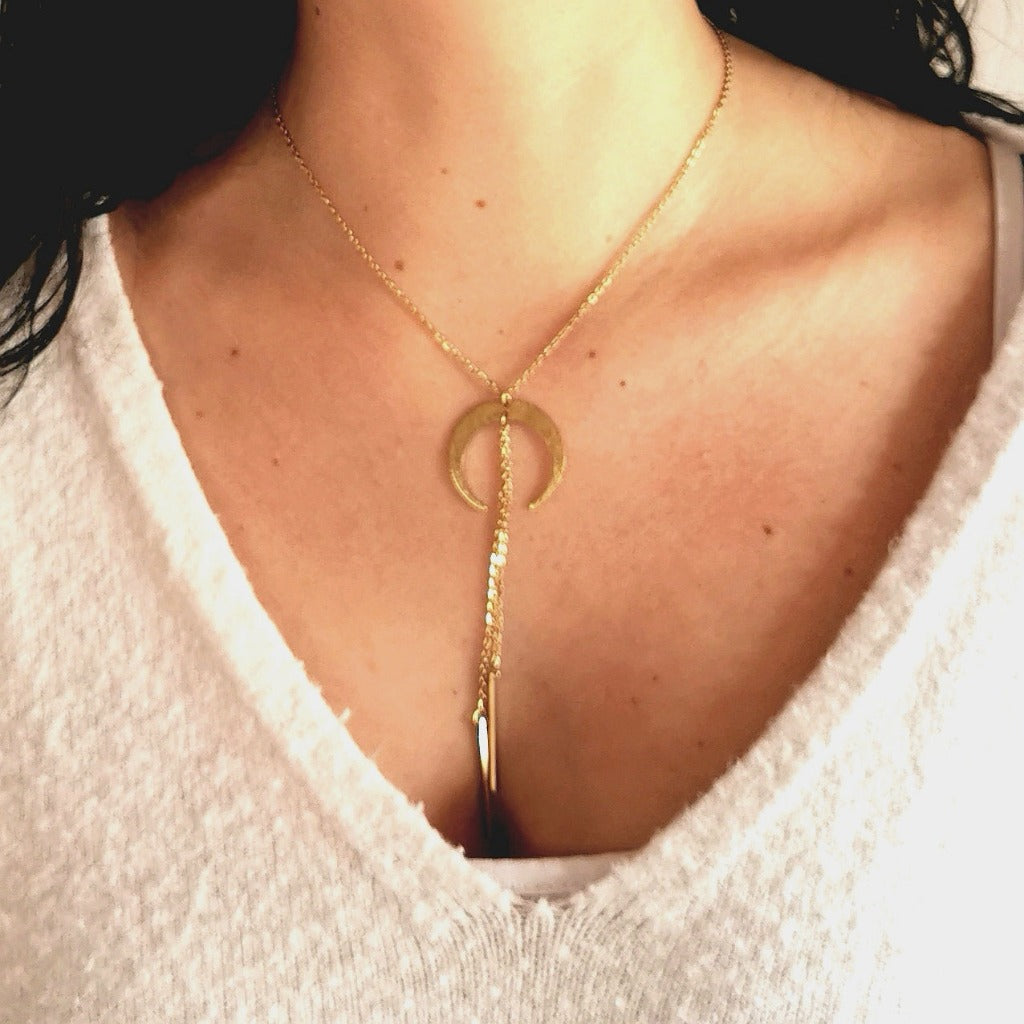 Collier demi-lune en laiton brut et chaîne fine en acier doré