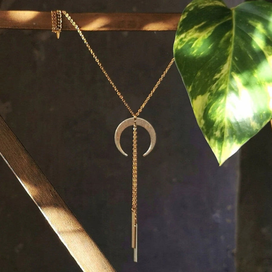 Collier demi-lune en laiton brut et pendants 