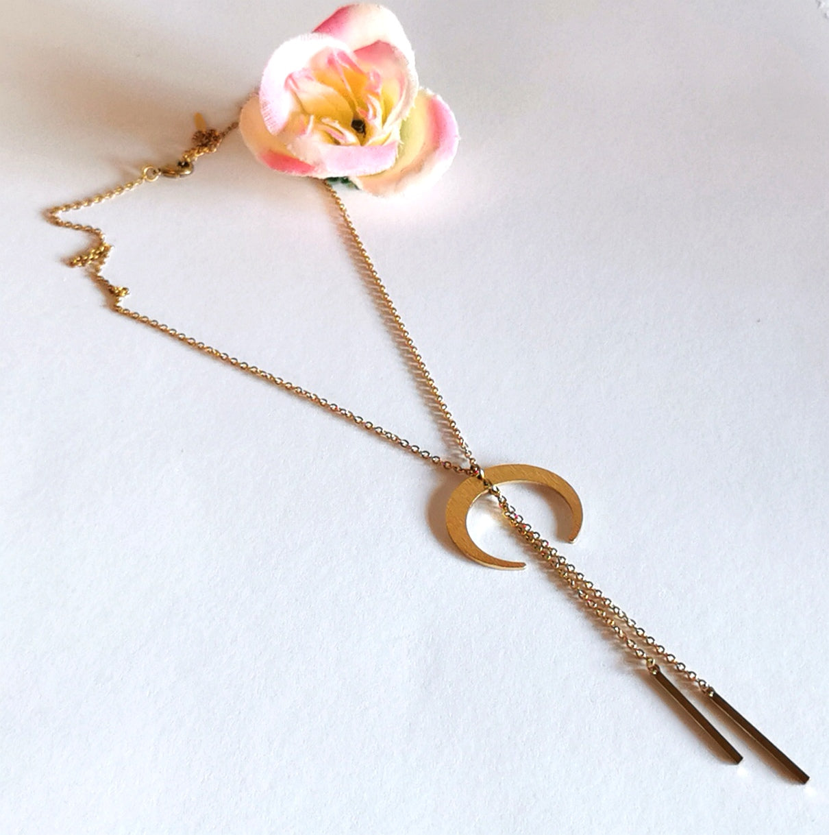 bijou collier chaine fine en acier doré et pendantifs