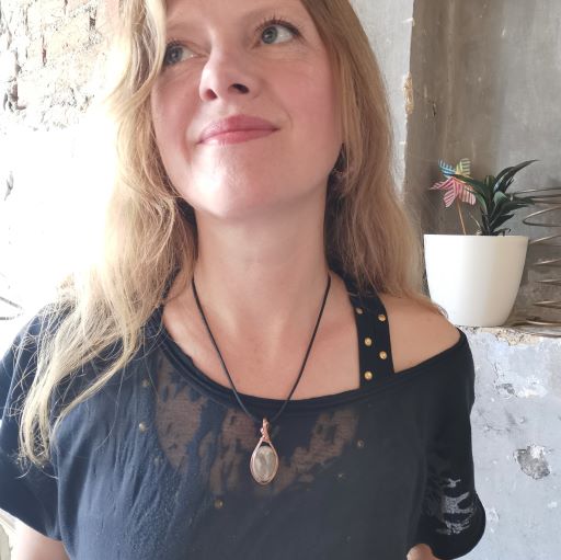 Collier serti à la main sur modèle