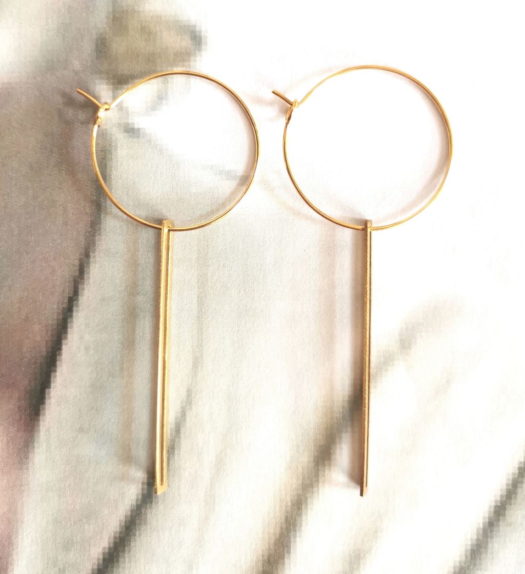 Boucles d'oreilles en laiton brut de forme créole et pendentif allongé en rectangle composées à la main en Belgique