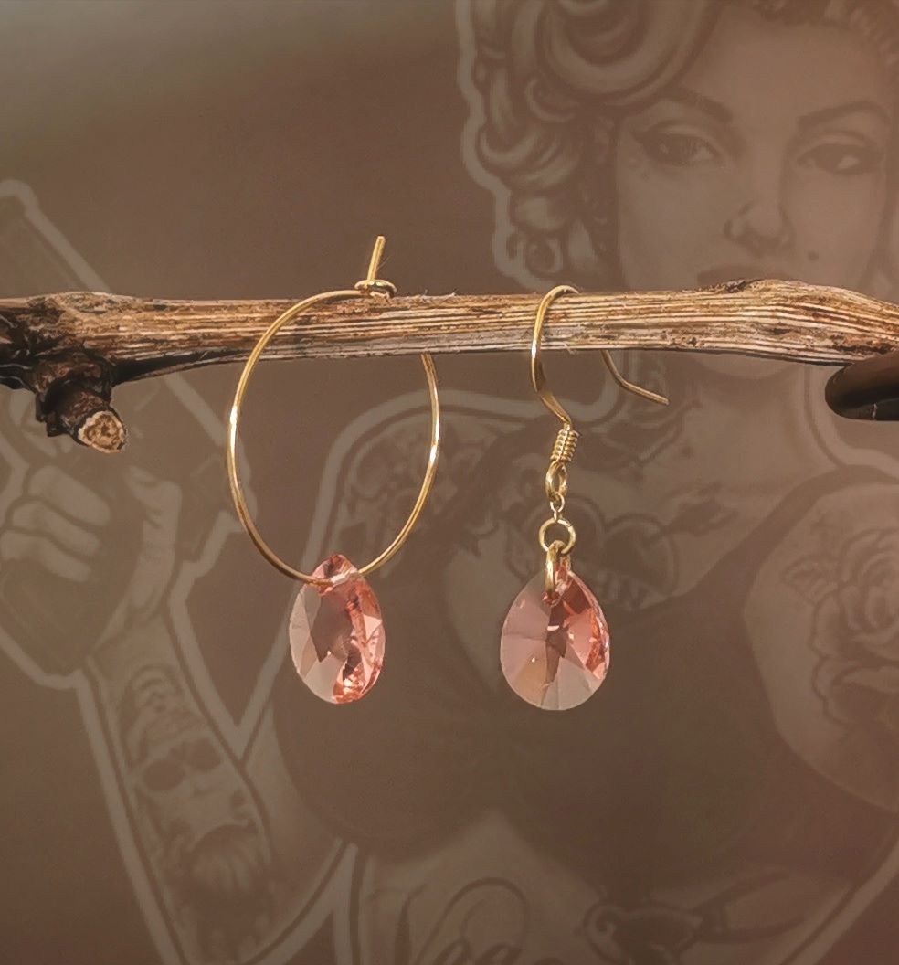 Boucles d'oreilles en laiton doré à l'or fin et Crystal rose pèche asymétriques composées à la main en Belgique