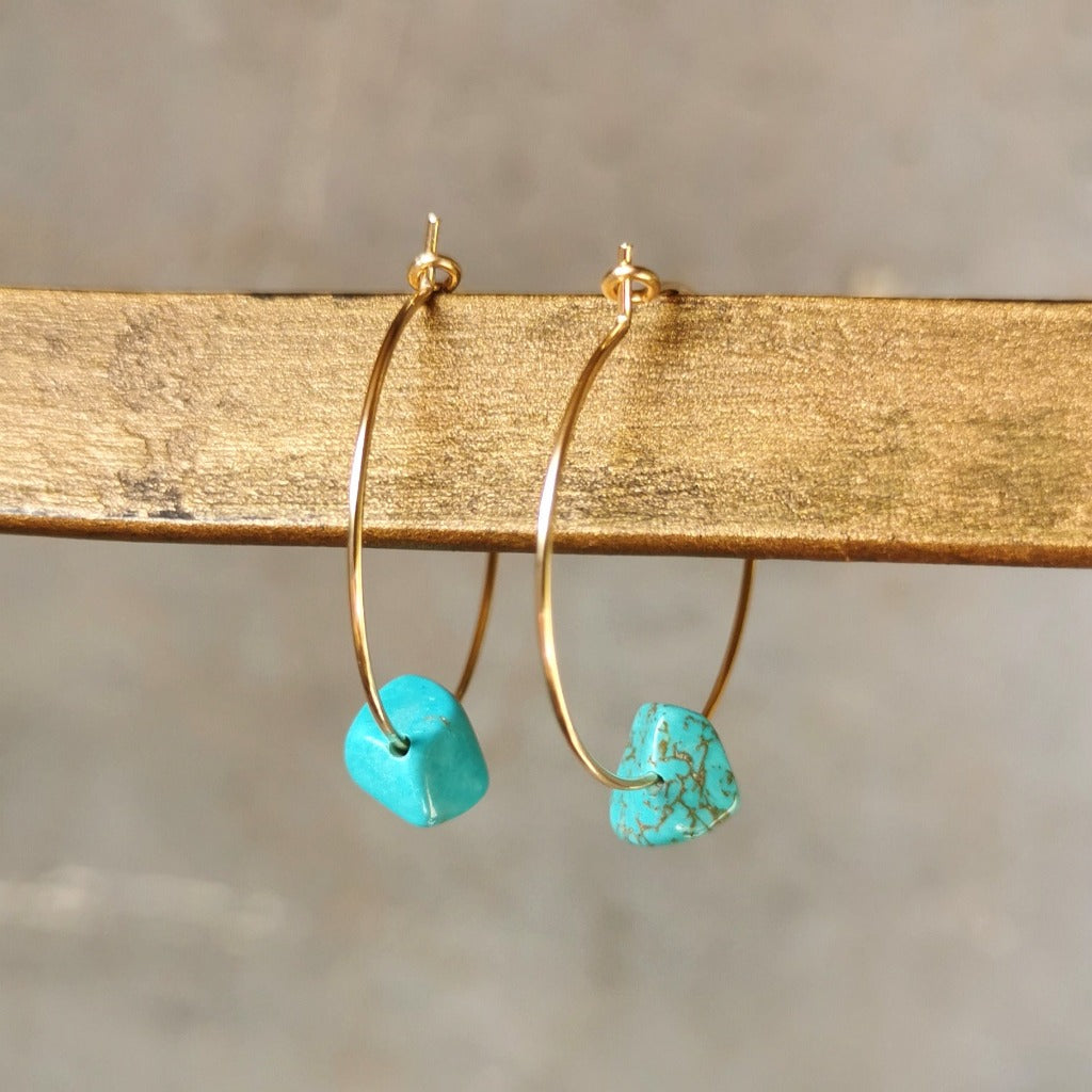 Boucles d'oreilles créoles en or Gold-Filled 14 K avec petites pierres de couleur turquoise