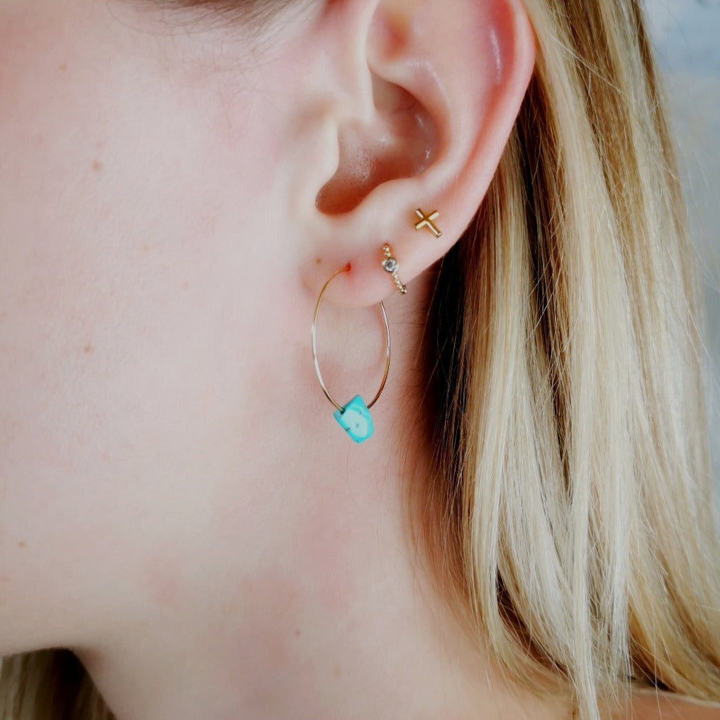 Boucles d'oreilles créoles Molly Ginger avec pierre turquoise portées
