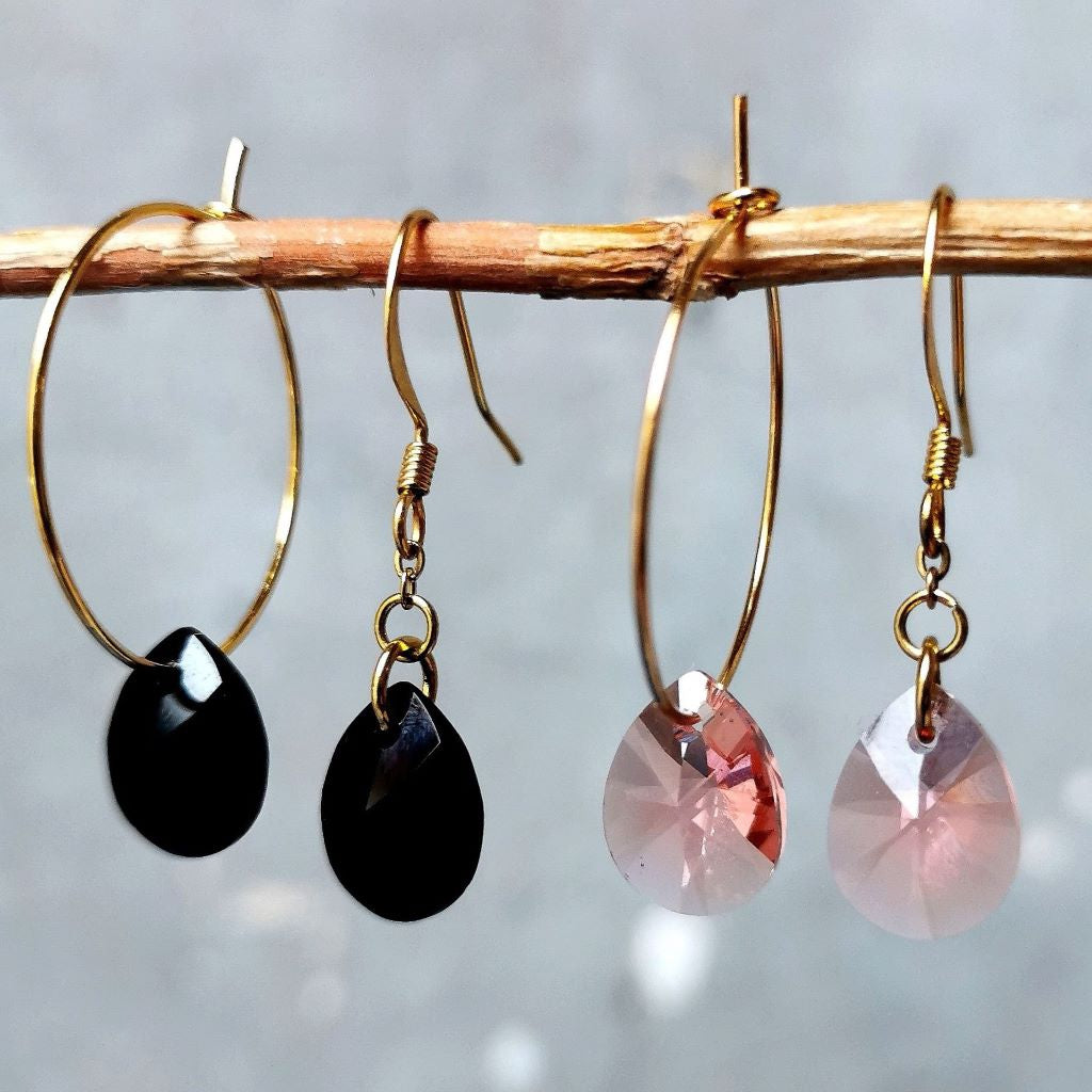 Boucles d'oreilles asymétriques avec Crystal rose ou noir en forme de goutte composées à la main en Belgique
