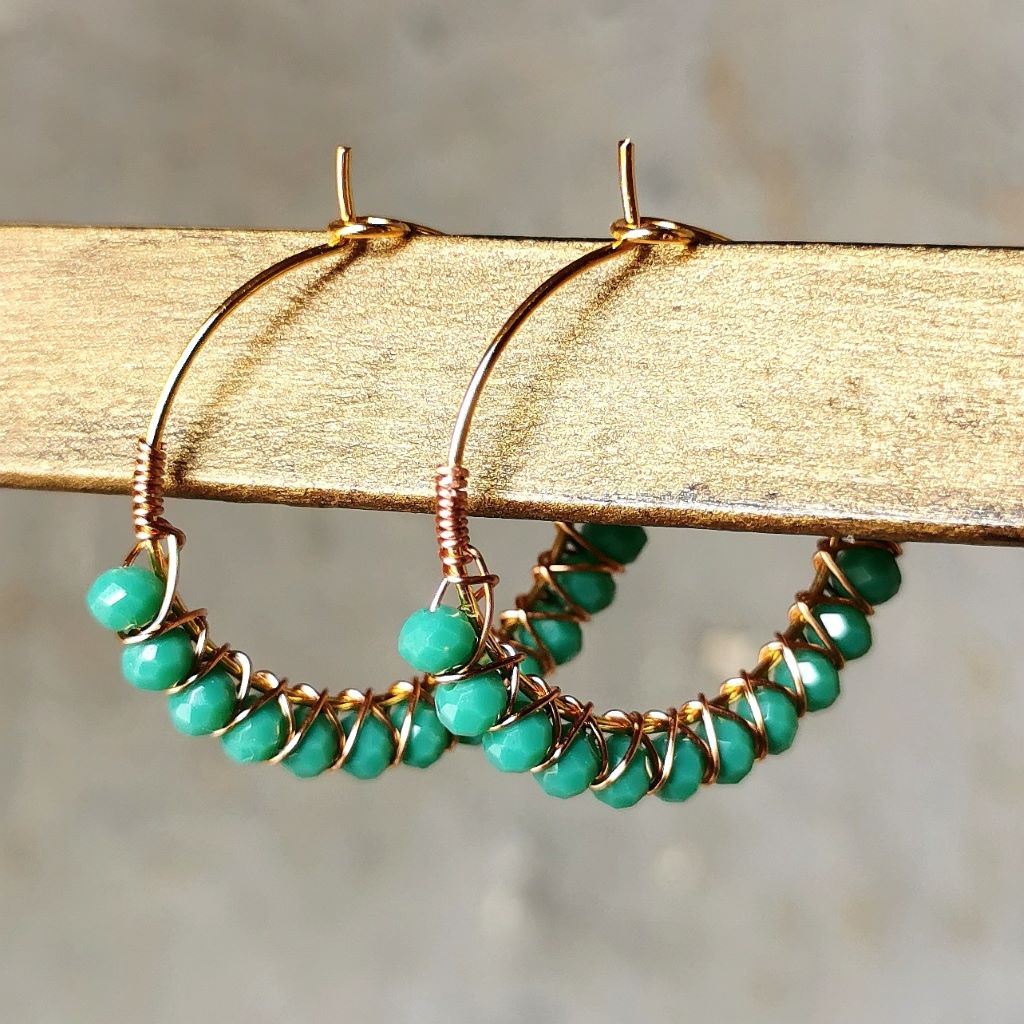 Boucles d'oreilles créoles tressées avec fil de cuivre et perles de verre vertes, dorées à l'or fin