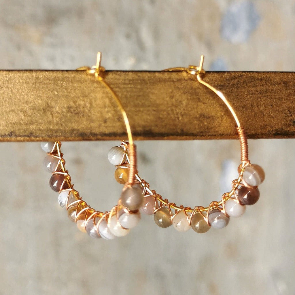 Boucles d'oreilles créoles dorées à l'or fin et perles d'agate du Botswana tressées à la main en Belgique