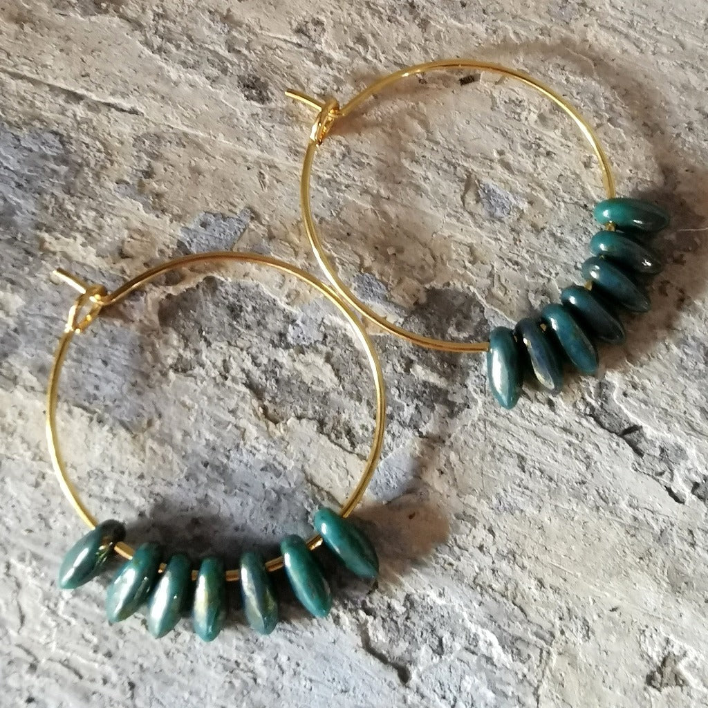 Boucles d'oreilles créoles dorées à l'or fin et petites perles en verre de couleur verte irisée composées à la main en Belgique