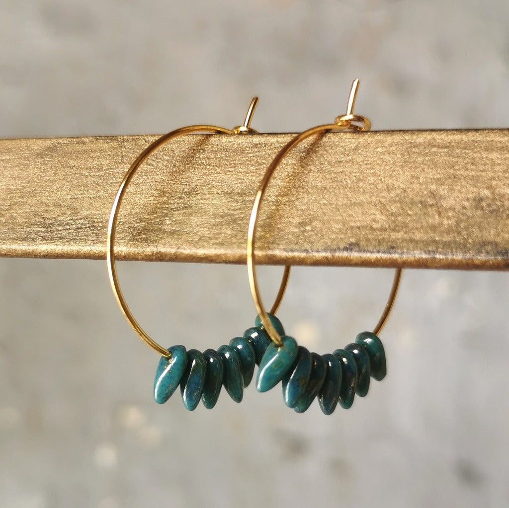 Boucles d'oreilles créoles dorées à l'or fin et petites perles en forme de gouttes de couleur verte légèrement irisée composées à la main en belgique