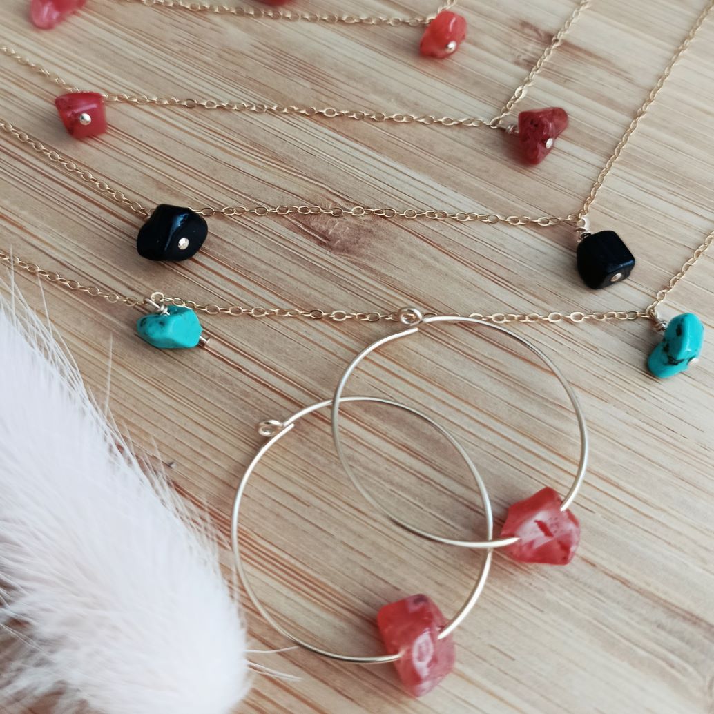 Ensembles colliers et boucles d'oreilles avec petites pierres de couleur sur mailles fines et créoles agate obsidienne malachite et pierre teintée turquoise