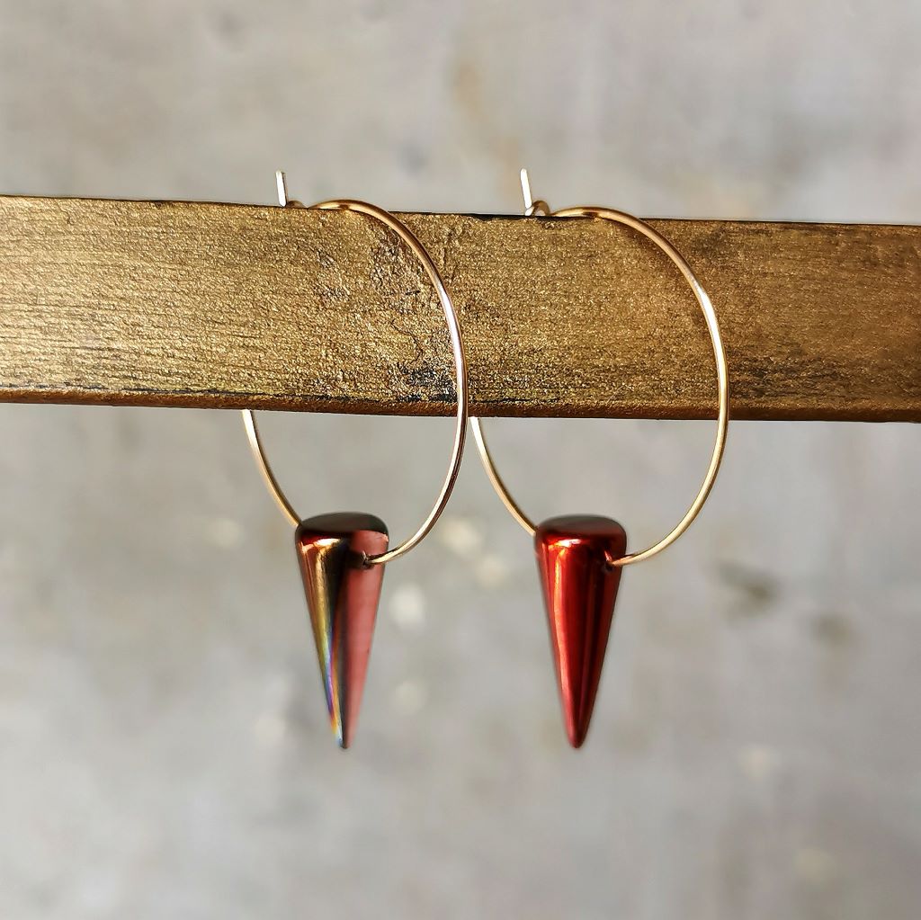 boucles d'oreilles avec pointe de verre de couleur rouge brun à reflets 