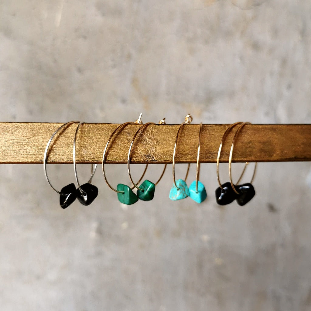 Boucles d'oreilles créoles en or Gol-Filled 14 K avec petites pierres de couleur vert noir et bleu